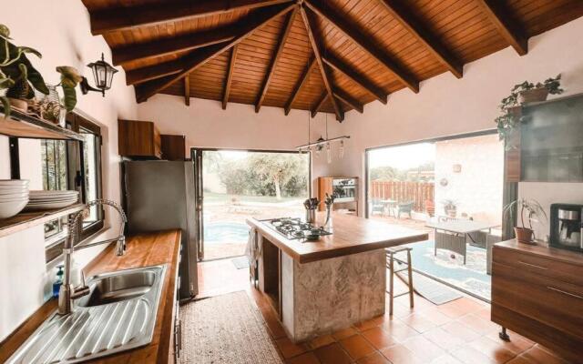 Breezy “Hacienda” w/pool - 4bed in Gated Resort