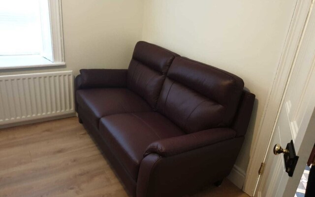 Newly refurbished 3 Bed House Near City