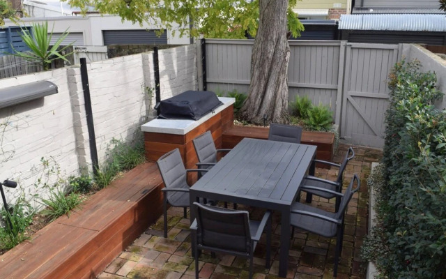 Stylish 2 Bedroom in Alexandria With Outdoor Patio