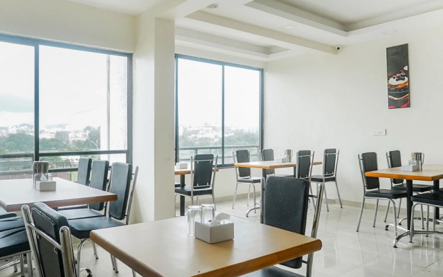 OYO 11551 Hotel Pioneer 2