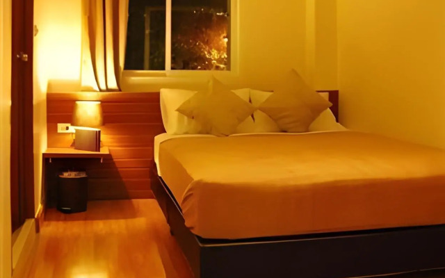 White House Asoke Sukhumvit 18