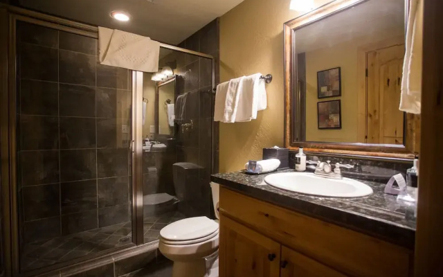 Enormous Condo with Stunning Mountain Views by RedAwning - Save 20% on 7+ Nights!