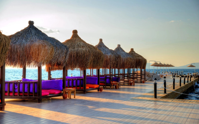 Le Bleu Hotel & Resort