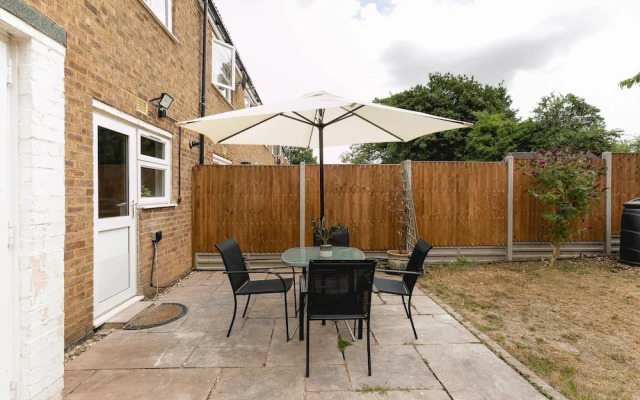 Skyvillion - Lush 2 Bed Hydean Way House & Garden