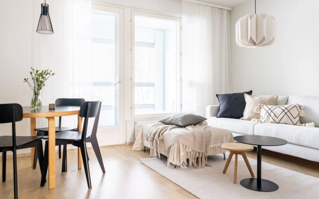 1br apartment with balcony by university