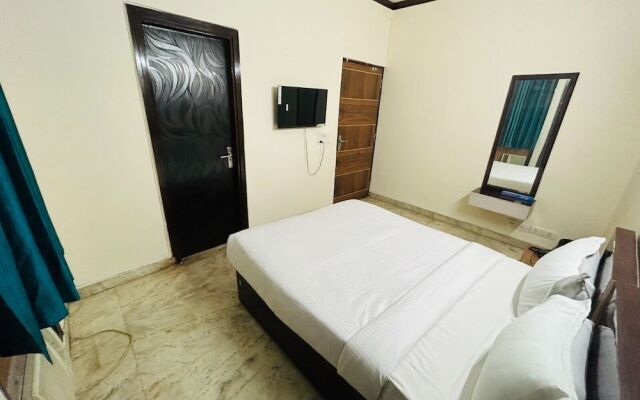 Roomshala 074 Hotel Royal Inn