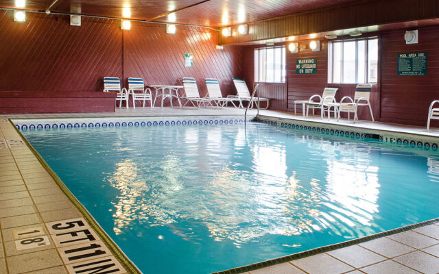 Econo Lodge Topeka at Wanamaker