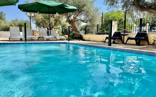 New-olivaholidayhomes - Boho Studio pool