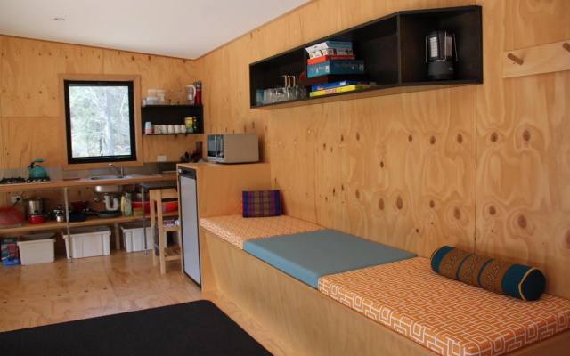 BAY OF FIRES ECO HUT off grid experience at Binalong Bay – Guest Rooms – Binalong Bay