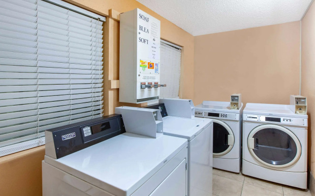 Days Inn & Suites by Wyndham Webster NASA-ClearLake-Houston