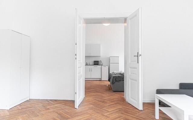 Classy 2BR Apt. w/ Exclusive Location near AKH