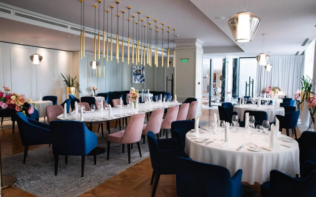 Astor Garden Hotel