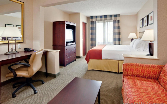 Holiday Inn Express & Suites Bradley Airport by IHG