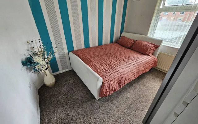 Cosy 3-bed Semi-detached House in Bradford