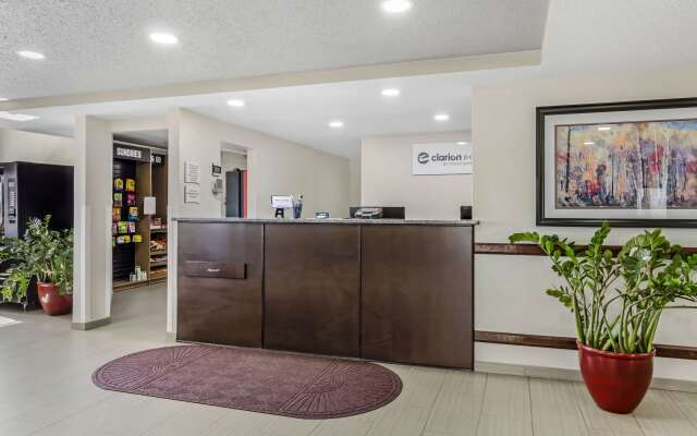 Clarion Pointe Staunton East