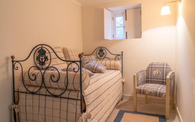 Liiiving in Moledo Historical Pool Villa