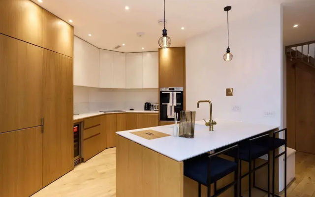 Mill Hill Mews Home with Garden