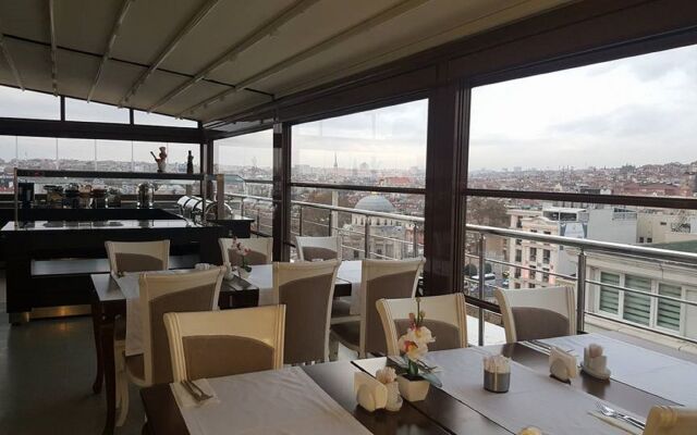 River Hotel