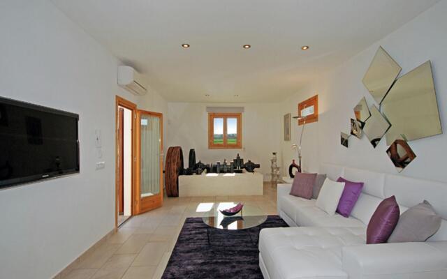 Modern Holiday Home With Private Swimming Pool