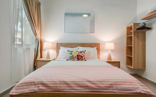 Stylish Apartment Includes Pool Parking in Condado