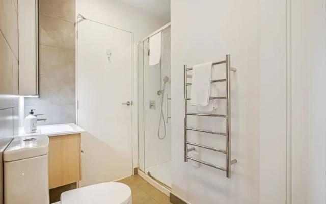 Cosy Two Bedroom Apartment W Balcony, Pool And Gym