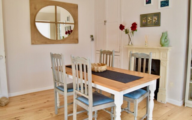 Spacious 3 Bedroom Family Home With Back Garden