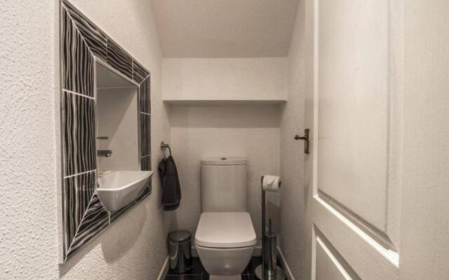 Beautiful apartment with private pool near Tenby