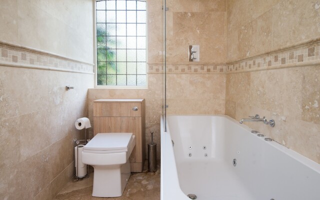 Deluxe 2/3 Bed Hottub Skytv