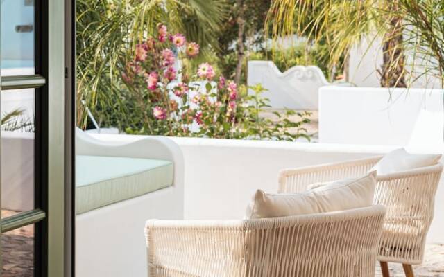 The Green House by Santiago de Alfama