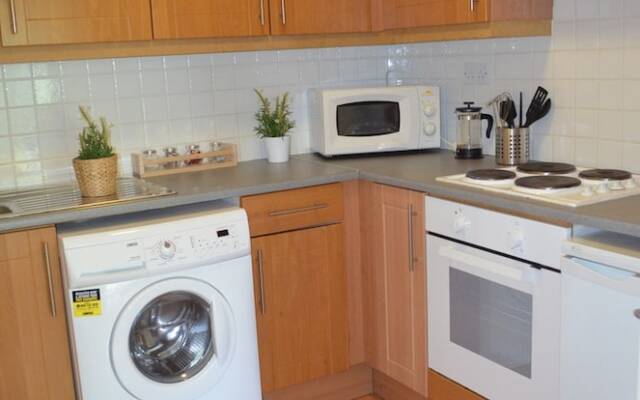 MetroStays - Riverside Apartment