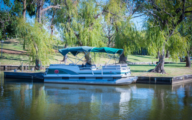 Lake Mulwala Boatel