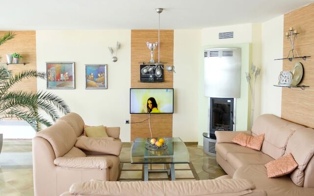 FM Deluxe 2-BDR Apartment - Varna Port