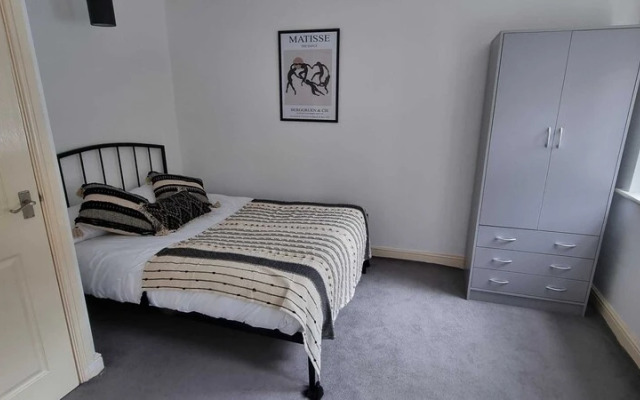 Lovely 2-BR Holiday Flat - Free Parking