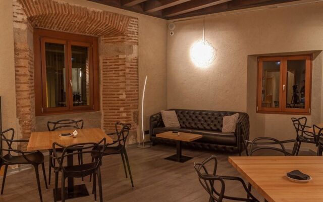 El Encanto Hotel & Cafetería