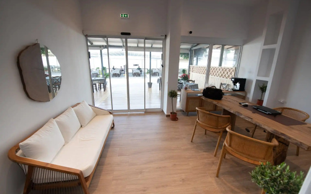 Flisvos Beachfront Apartments