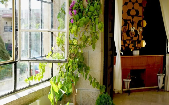 Inspiring 3Bed Unit with Sunny Balcony & Fireplace