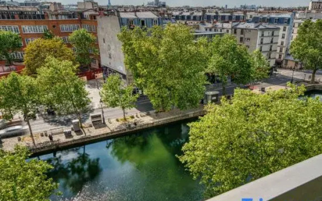 Eiffel Tower view studio with lift & balcony