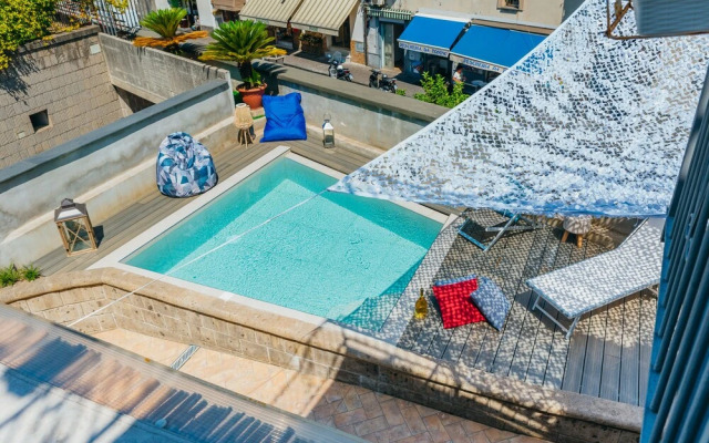 Spacious Villa with 4 rooms, pool, solarium & garden