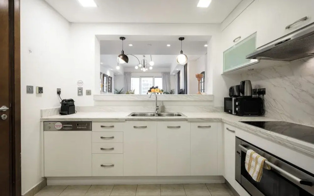 Luxury 2BR Apartment + Maid's Room | Close to Nakheel Mall