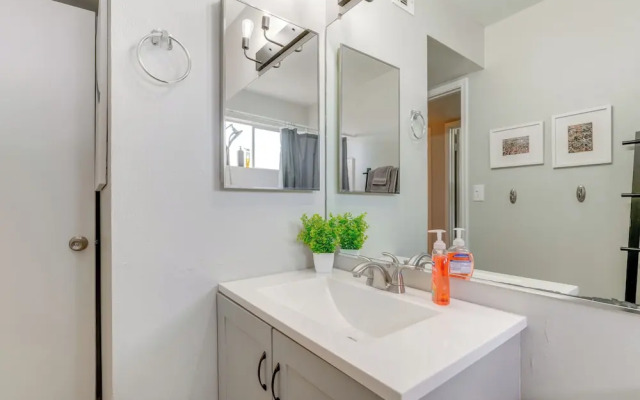 Walk to Conveniences: Tempe Condo w/ Pool!