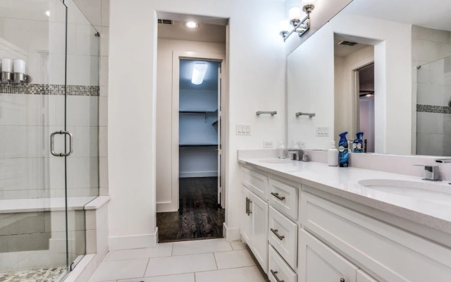 Cozysuites Luxe 3BR Uptown Home Great Rooftop