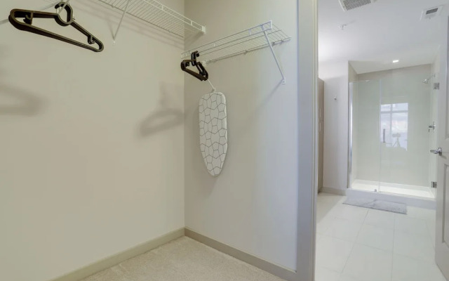 Fantastic Condo at Crystal City With Gym