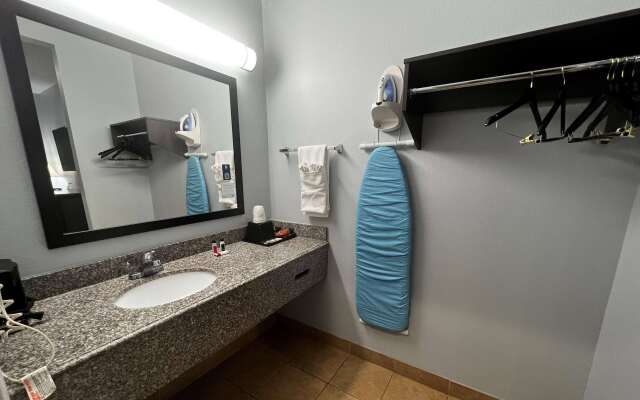 Super 8 by Wyndham Houston North I-45