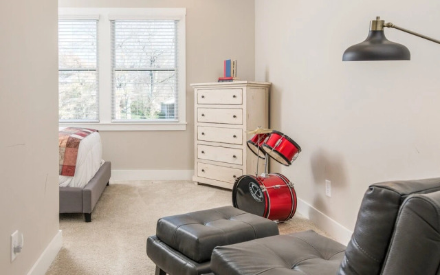 4BR/3BA Music Row House A by RedAwning