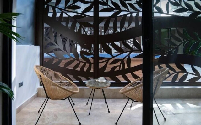 Stylish Studios Pool Near Beach