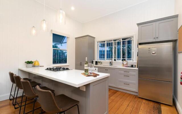 The Indooroopilly Queenslander - 4 Bedroom Family Home - Private Pool - Wifi - Netflix