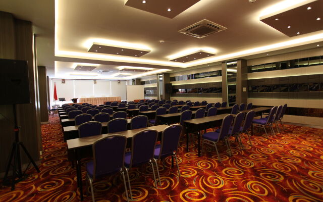 W Three Premier Hotel Lagaligo