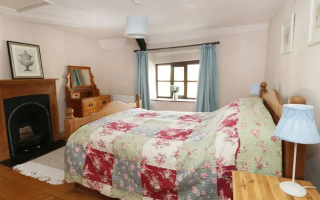 2 Wisteria Cottages, Chard