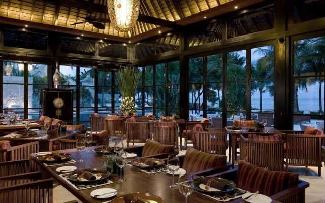 Отель The Royal Santrian