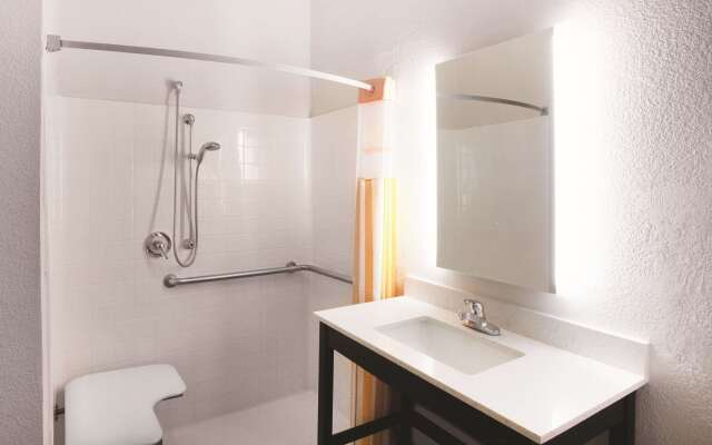 La Quinta Inn & Suites by Wyndham Mansfield TX